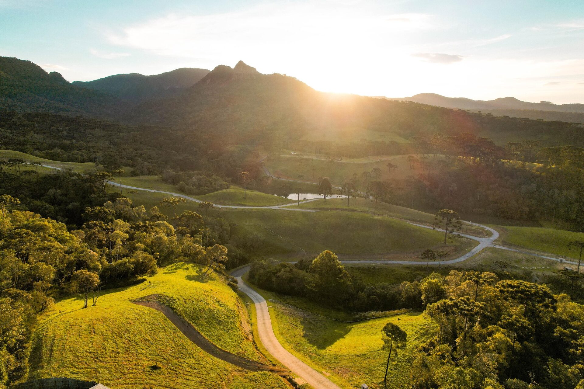 Vista aérea da Fazenda Bom Retiro ao pôr do sol